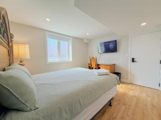 Cozy Rooms in Bright Walkout Suite - Newly Renovated in 2026 - 4