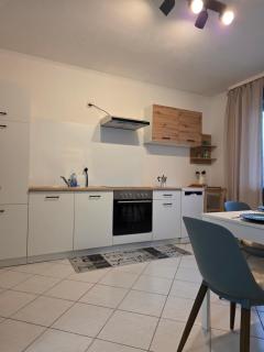 Großes Apartment für 6 - Küche - Smart TV - Parkplatz - Nähe A1 - 2