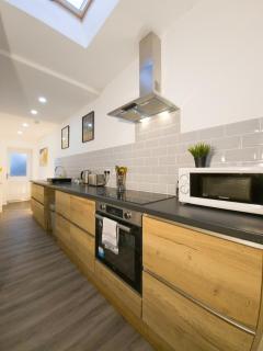 Modern 3 Bedroom Apartment with Convenient Parking by Property Promise - 2