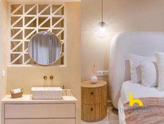 Romantic Whirlpool Retreat Steps from Acropolis! - 4