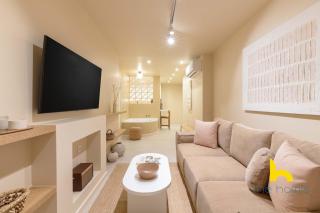 Romantic Whirlpool Retreat Steps from Acropolis! - 3