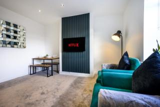 Homely 2 Bed Close to Leeds City Center by 53 Degrees Property, Sleeps 3 - 9