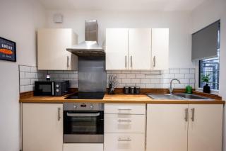 Homely 2 Bed Close to Leeds City Center by 53 Degrees Property, Sleeps 3 - 2