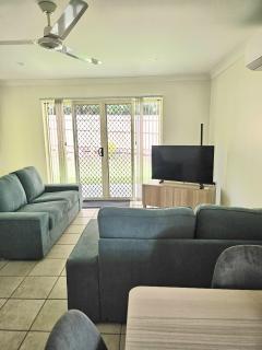 Bright & Spacious Family Home in Redlynch, Cairns - 8