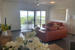 Modern tropical Magic at Mauna Loa Fringe of CBD - 1