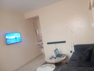 Spacious Studio in Muthiga with ample parking, Netflix and WIFI, Deluxe Studio - 5