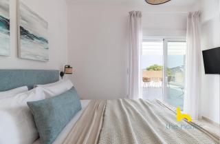 Sun-Splashed Top-Floor APT with Seaview and Jacuzzi! - 4