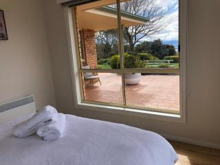 Montrose Hilltop Garden Retreat - 6