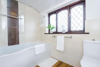 Spacious 4-Bed House Near Wigan Warrington - 5