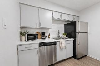 2BR Arlington Apartment - Walking Distance to AT&T Stadium - 8