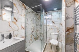 2 bed, sleeps 4 - free parking - great location! - 8