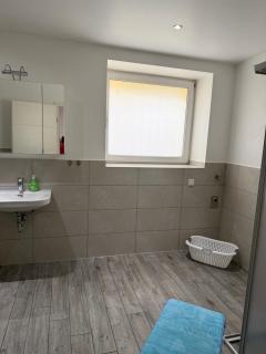 StayHere24 Große Monteur- und Ferienwohnung mit 3 Schlafzimmern - 2