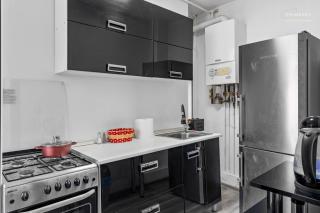 Bright Designer 1BR Apartment with Balcony & WiFi - 8