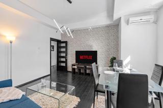 Bright Designer 1BR Apartment with Balcony & WiFi - 2