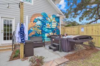 Artsy Downtown Retreat w Hot Tub - 9