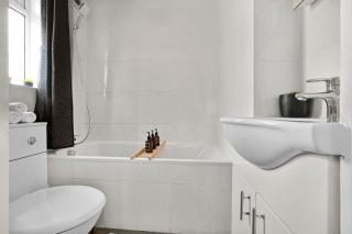 Luxury 2 Bedroom Apartment With Balcony, Old Street, Aldgate, City Of London - 6