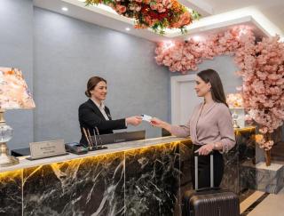 Bond Hotel - 1