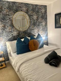 Elegant 2-Bed Home - Prime City Centre Location - 4