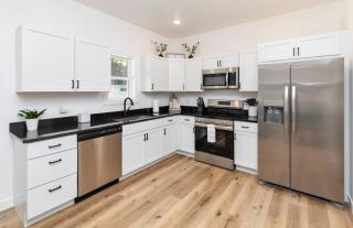 Charming New Home_Heart of DSM_2 Primary Suites - 5