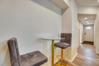 Sleek and Central! Houston Stay Near Med Center - 5