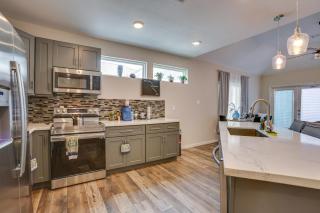 Houston Upgrade! Spacious and Modern Unit Near UH - 2