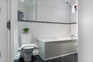 Contemporary flat in Bow - 8