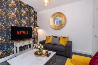 Stylish Hot Tub House with free parking! - 4