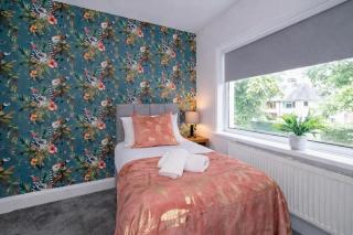 Stylish Hot Tub House with free parking! - 2