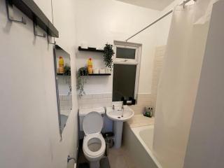 Large 4-Bed Home Free Parking Near City Center - 2