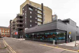Central 1-Bed Apartment with Free Parking & Wifi - 4
