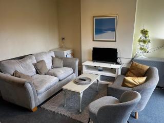 5 Bed House - Sleeps 9 - Parking - Wifi - 8