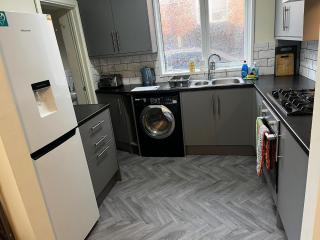 5 Bed House - Sleeps 9 - Parking - Wifi - 2