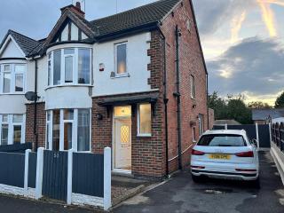 5 Bed House - Sleeps 9 - Parking - Wifi - 0