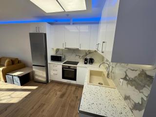 Modern Athens Suite - 160m from Metro - 3min Piraeus Port - 6 Guests - 2