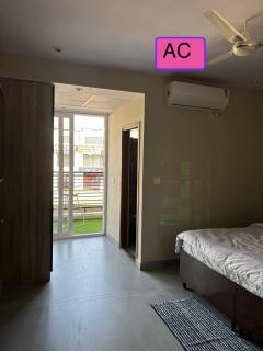 Modern Cozy Studio with King Bed & Kitchenette - 1