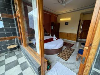 Cafe Saffron Sips & Stays - Alpine Suites Naggar Near Manali - 8