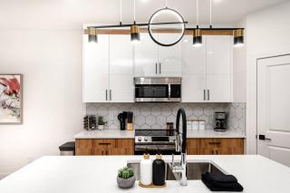 Modern Duplex with AC Nearby Grey Nuns & Sleeps 8 - 4