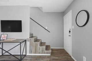 Comfortable 1BR townhome for longer stays - 0