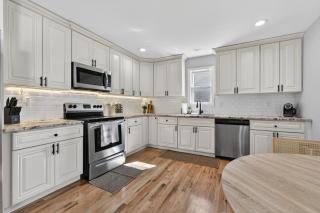 LunaVista Stay, King Bed - Kitchen - 4