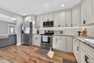 LunaVista Stay, King Bed - Kitchen - 3