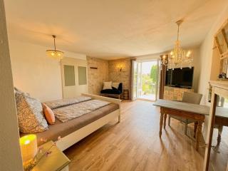 Besonderes Apartment im Grünen nahe Ravensburg I sonniger Balkon & Parkplatz - 2