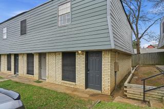 Bright 2BR townhome with open living space - 8