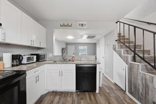 Bright 2BR townhome with open living space - 2