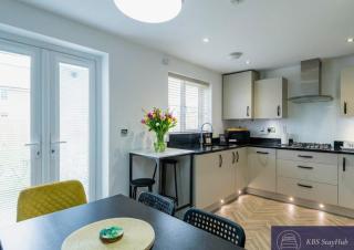 Stylish Innsworth home with garden & parking - 6