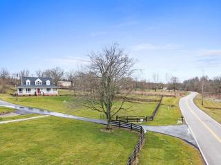 Country Home with Hot Tub Fire Pit for 10 Guests - 4