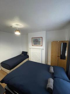 Comfort Triple Room near Airport - 4 - 2