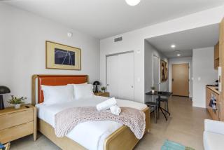 Luxury Downtown Miami Rooftop Pool & Views - 1