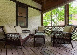 Cozy W fireplace Near DT Libertyville and Naval Base - 6