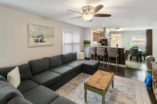 Great For Families DT Libertyville near Naval Base - 6