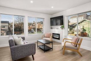 Brand New 3BR Townhome - Near Light Rail - 7